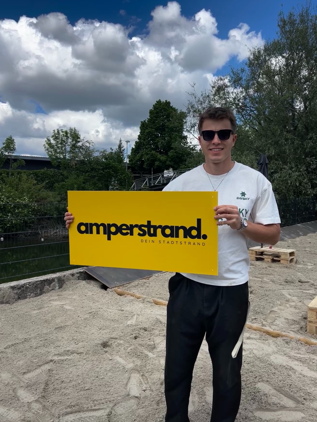 Finn-Bjarne mit Amperstrand-Schild