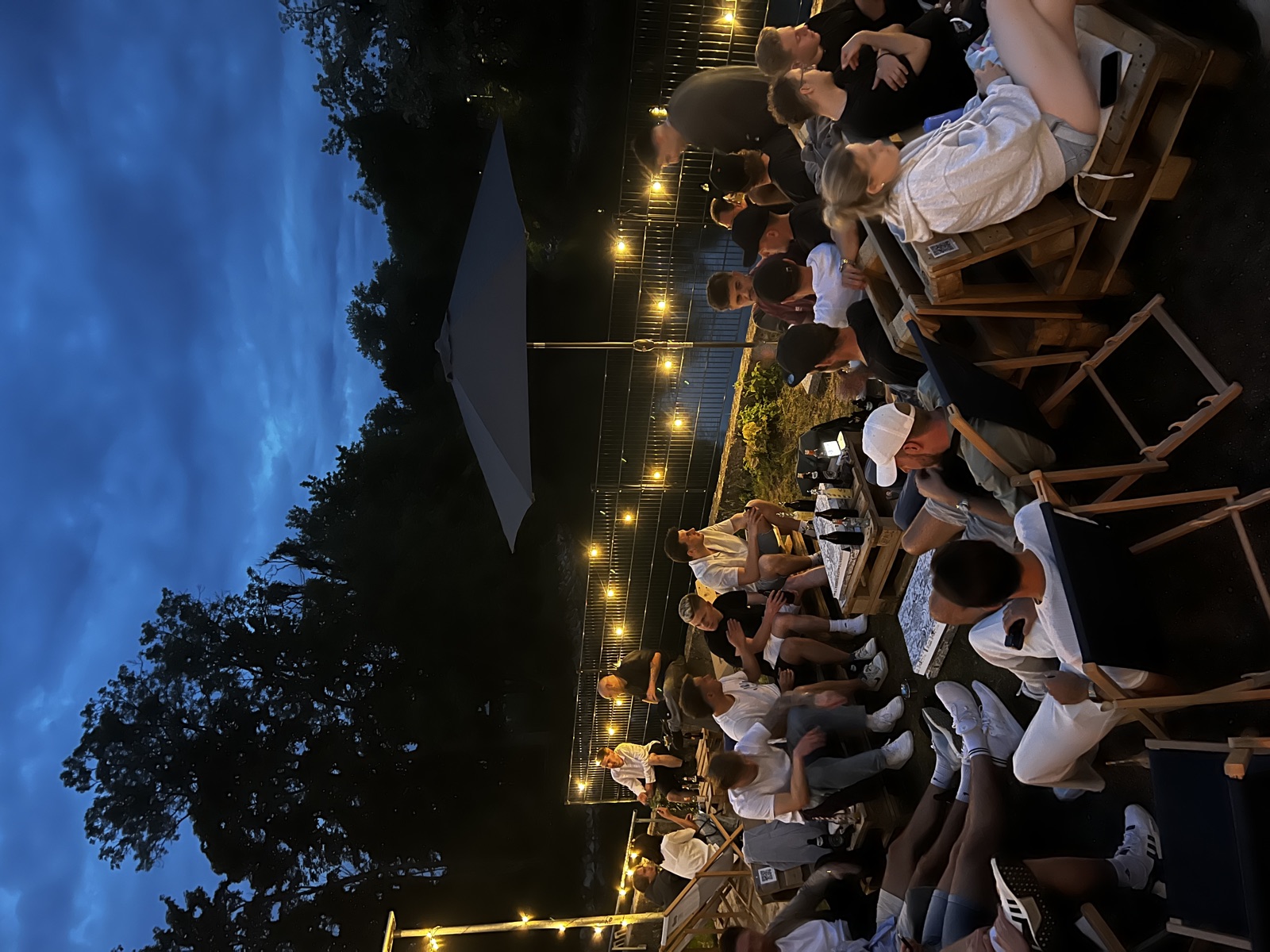 Abend am Amperstrand mit Lichterketten